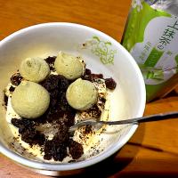 実写版 名探偵コナンを観ながら #おやつ　新潟産上抹茶メレンゲとラムレーズン乗せ粉コーヒーアフォガード　#いっただっきまーす